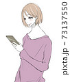 スマホを片手に微笑む女性 73137550