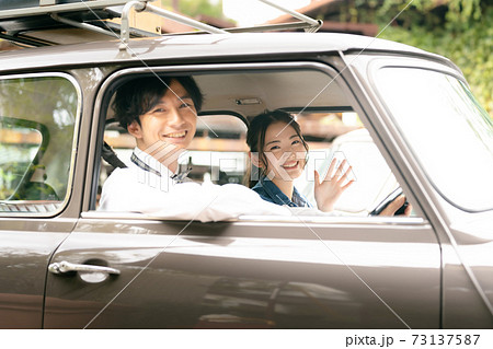 新婚旅行に向かう男女 73137587