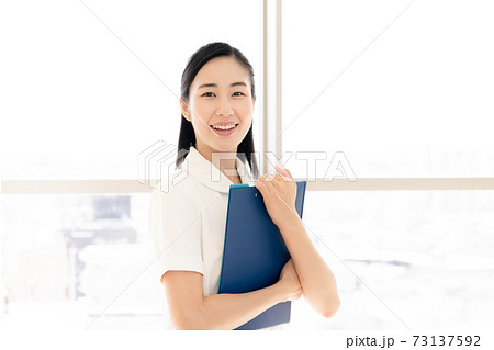 笑顔の女性看護師【ポートレート】 73137592