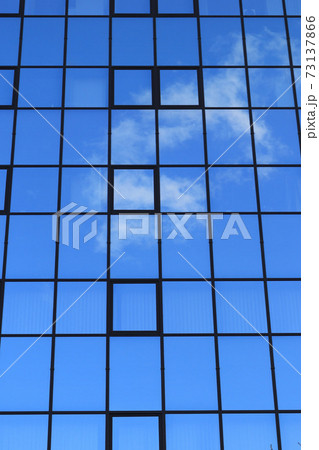 ビルの窓に映る青空 73137866