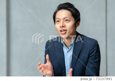 ビジネスの打合せで話をするビジネスマン 73137991