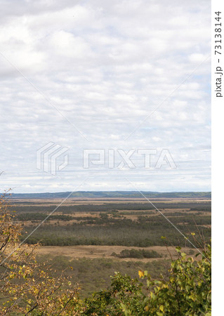 北海道の釧路湿原のサテライト展望台からの眺望 73138144