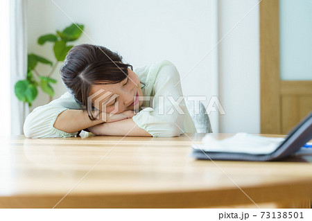 うたた寝をする女性 73138501