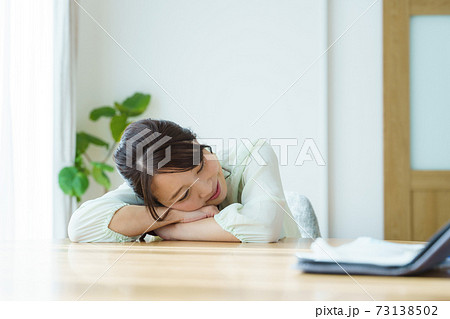 うたた寝をする女性の写真素材 [73138502] - PIXTA