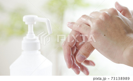 アルコール消毒をする男性 73138989