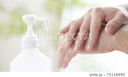 アルコール消毒をする男性 73138990