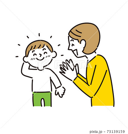 母親に褒めてもらって喜ぶ男の子 73139159