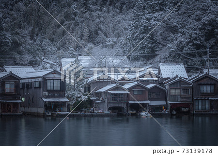 京都府 伊根の舟屋 雪景色の写真素材 [73139178] - PIXTA