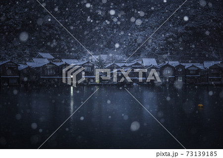 京都府 伊根の舟屋 雪景色 73139185