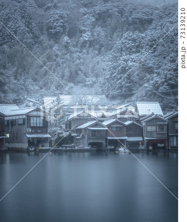 京都府 伊根の舟屋 雪景色 73139210