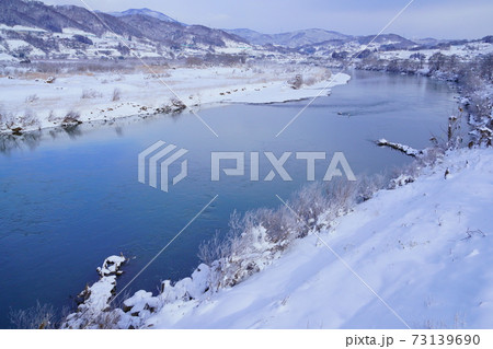 奥信濃中野市上今井橋から望む千曲川雪景色 奥信濃中野市上今井橋から望む千曲川雪景色 73139690