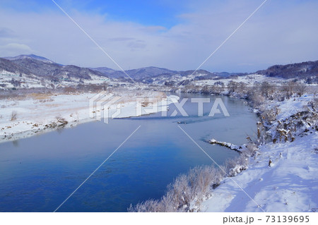 奥信濃中野市上今井橋から望む厳冬千曲川 奥信濃中野市上今井橋から望む厳冬千曲川 73139695
