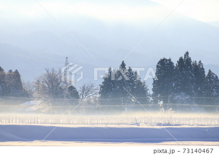 冬の朝 雪景色 冷たい空気 秋田県 冬の朝 雪景色 冷たい空気 秋田県 73140467