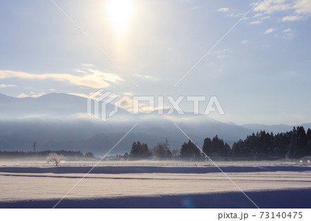 冬の朝 雪景色 冷たい空気 秋田県 冬の朝 雪景色 冷たい空気 秋田県 73140475