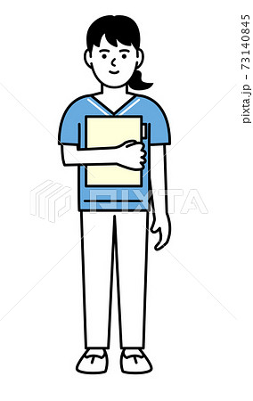 カルテを持つ看護師 カルテを持つ看護師 73140845