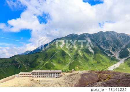 雄大な立山の山脈と雷鳥荘 73141225