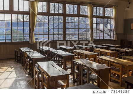 懐かしい 小学校校舎 教室 机と椅子 校舎 窓ガラス 懐かしい 小学校校舎 教室 机と椅子 校舎 窓ガラス 73141287