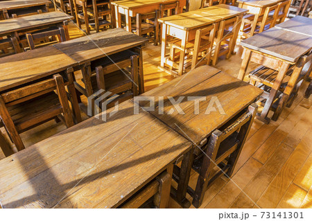 懐かしい　小学校校舎　教室　机と椅子　校舎　窓ガラス 73141301