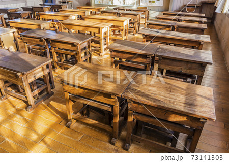 懐かしい 小学校校舎 教室 机と椅子 校舎 窓ガラス 懐かしい 小学校校舎 教室 机と椅子 校舎 窓ガラス 73141303