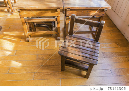 懐かしい　小学校校舎　教室　机と椅子　校舎　窓ガラス 73141306