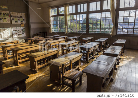 懐かしい　小学校校舎　教室　机と椅子　校舎　窓ガラス 73141310