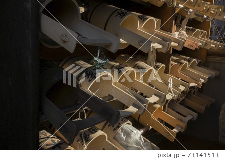 出番を待つ墓場の手桶 出番を待つ墓場の手桶 73141513