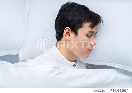 Man sleeping 73141664