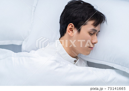 Man sleeping 73141665