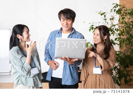ノートパソコンをみる男女の会社員 73141978