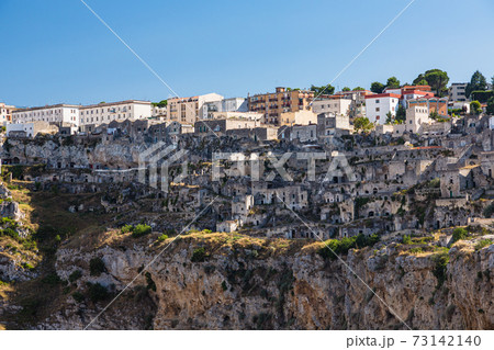 イタリア　マテーラの渓谷と町並み 73142140