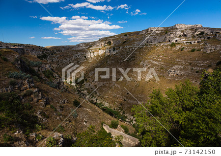 イタリア　マテーラのムルジャ・マテラナ公園と渓谷 73142150