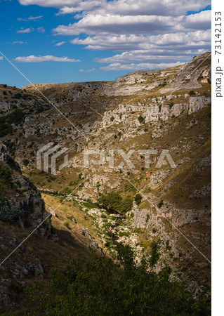 イタリア　マテーラのムルジャ・マテラナ公園と渓谷 73142153