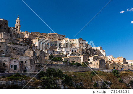 イタリア　マテーラの洞窟住居とマテーラ大聖堂の鐘楼 73142155