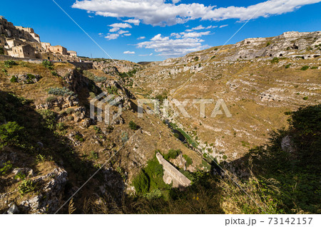 イタリア　マテーラのムルジャ・マテラナ公園と渓谷 73142157