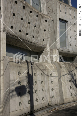 丸い穴がデザインされたマンションの写真素材 73142307 Pixta