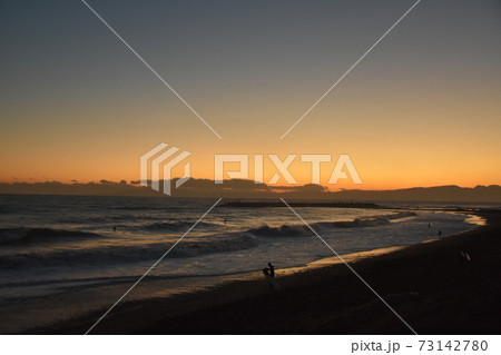 冬の茅ヶ崎海岸　夕暮れ時   73142780