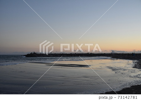 夕暮れ時の海　冬の茅ヶ崎海岸　 73142781