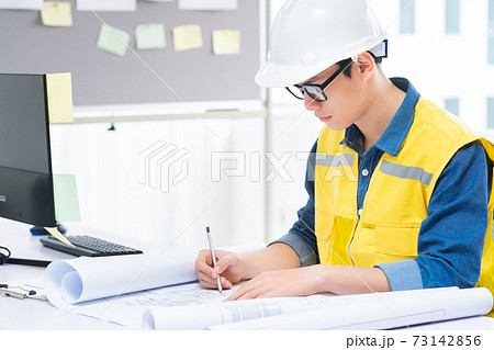 Man architect 73142856