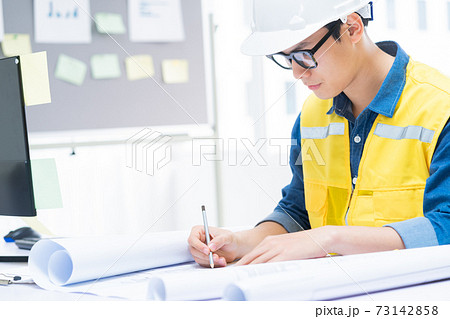 Man architect Man architect 73142858