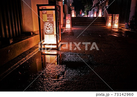 水たまりに反射した夜の灯籠の写真素材