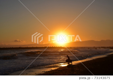 冬の茅ヶ崎海岸　夕暮れ時   73143075