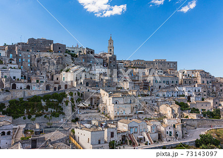 イタリア　マテーラの洞窟住居とマテーラ大聖堂の鐘楼 73143097