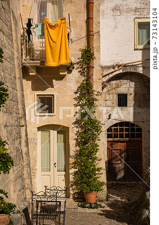イタリア　マテーラの旧市街の民家 73143104