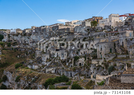 イタリア　マテーラの渓谷と町並み 73143108