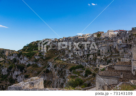 イタリア　マテーラの渓谷と町並み 73143109