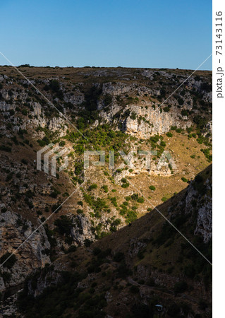 イタリア　マテーラのムルジャ・マテラナ公園と渓谷 73143116