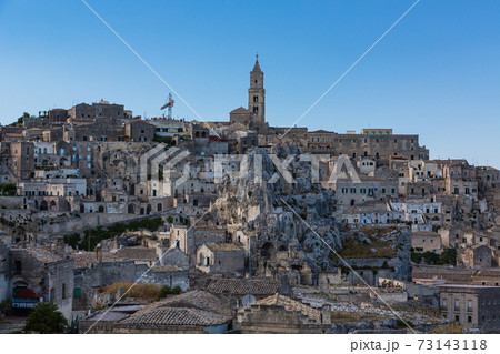 イタリア　マテーラの洞窟住居群とマテーラ大聖堂の鐘楼 73143118