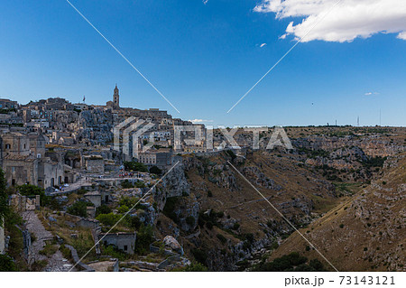 イタリア　マテーラの洞窟住居とマテーラ大聖堂と渓谷 73143121
