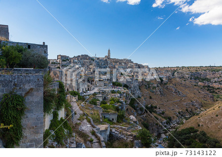 イタリア　マテーラの洞窟住居とマテーラ大聖堂と渓谷 73143122
