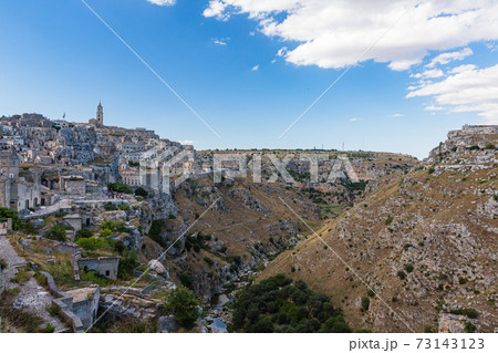 イタリア　マテーラの洞窟住居とマテーラ大聖堂と渓谷 73143123